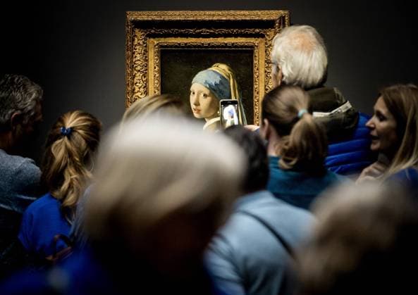 Bilder des Jahres 2023, Entertainment 02 Februar Entertainment Themen der Woche KW06 Entertainment Bilder des Tages AMSTERDAM - The painting Girl with a Pearl Earring by Johannes Vermeer during the opening of the Vermeer exhibition in the Rijksmuseum. Guests from all over the Netherlands have been invited to the opening who have a link with the name Vermeer. The exhibition contains 28 of the 37 works made by Johannes Vermeer. ANP KOEN VAN WEEL netherlands out - belgium out *** AMSTERDAM The painting Girl with a Pearl Earring by Johannes Vermeer during the opening of the Vermeer exhibition in the Rijksmuseum Guests from all over the Netherlands have been invited to the opening who have a link with the name Vermeer The exhibition contains 28 of the 37 works made by Johannes Vermeer ANP KOEN VAN WEEL netherlands out belgium out  Copyright: xx x462415523x originalFilename: 462415523.jpg