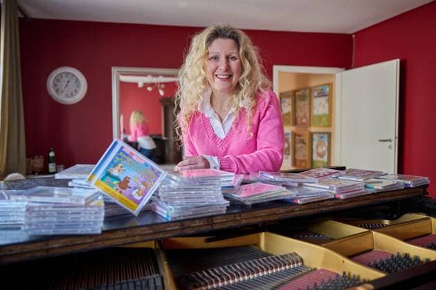 <p>Simone Sommerland aufgenommen am 09.02.2023 in einer Musikschule in Wetter. Simone Sommerland macht Kindermusik und verkauft damit weit mehr CDs als Helene Fischer oder sonst jemand in Deutschland. Deutschland NRW Wetter Copyright: BerndxThissen