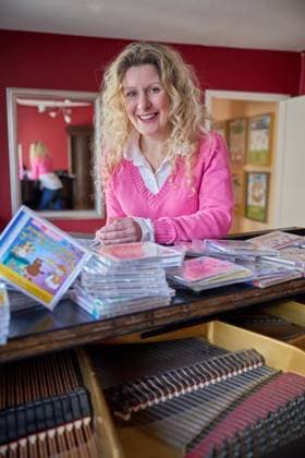 <p>Simone Sommerland aufgenommen am 09.02.2023 in einer Musikschule in Wetter. Simone Sommerland macht Kindermusik und verkauft damit weit mehr CDs als Helene Fischer oder sonst jemand in Deutschland. Deutschland NRW Wetter Copyright: BerndxThissen