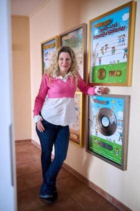 <p>Simone Sommerland aufgenommen am 09.02.2023 in einer Musikschule in Wetter. Simone Sommerland macht Kindermusik und verkauft damit weit mehr CDs als Helene Fischer oder sonst jemand in Deutschland. Deutschland NRW Wetter Copyright: BerndxThissen