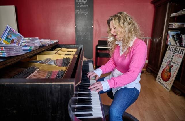 <p>Simone Sommerland aufgenommen am 09.02.2023 in einer Musikschule in Wetter. Simone Sommerland macht Kindermusik und verkauft damit weit mehr CDs als Helene Fischer oder sonst jemand in Deutschland. Deutschland NRW Wetter Copyright: BerndxThissen
