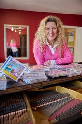 <p>Simone Sommerland aufgenommen am 09.02.2023 in einer Musikschule in Wetter. Simone Sommerland macht Kindermusik und verkauft damit weit mehr CDs als Helene Fischer oder sonst jemand in Deutschland. Deutschland NRW Wetter Copyright: BerndxThissen