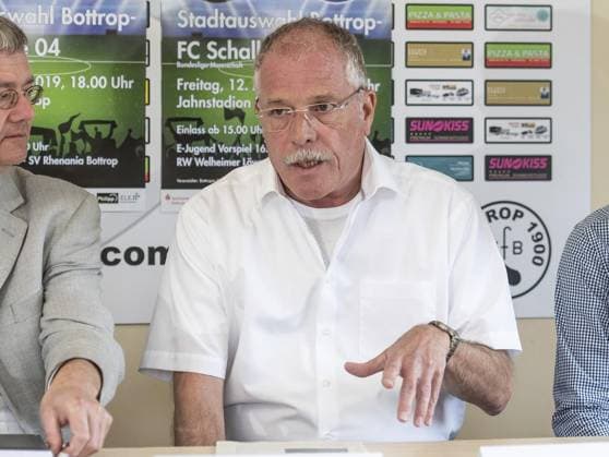 Pressekonferenz zum Spiel Stadtauswahl Bottrop Schalke 04 *** NUR FÜR REDAKTIONELLE ZWECKE *** EDITORIAL USE ONLY ***<p>Jürgen Heidtmann bei der Pressekonferenz am Montag, 08.07.2019, zum Spiel einer Stadtauswahl Bottrop gegen den FC Schalke 04 am kommenden Freitag im Bottroper Jahnstadion. Das Freundschaftsspiel findet im Rahmen des Stadtjubiläums bottrop.100 statt. Deutschland NRW Bottrop Copyright: OliverxMengedoht *** Press conference to Game city selection Bottrop Schalke 04 *** ONLY FOR EDITORIAL PURPOSE *** EDITORIAL USE ONLY *** P Jürgen Heidtmann at the Press conference on Monday, 08 07 2019, to Game a city selection Bottrop against the FC Schalke 04 on coming Friday at Bottrop Jahn Stadium the Friendly match find Copyright: OliverxMengedoht doc764qq40jcrr19ne8y5fz EDITORIAL USE ONLY
