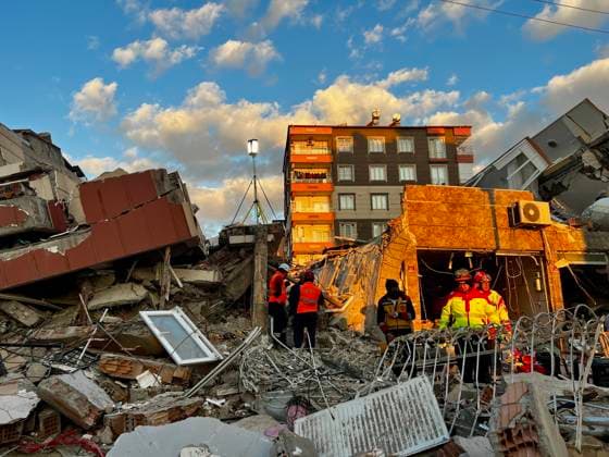 News Themen der Woche KW06 10.02.2023; Stadt KÄ±rÄ±khan, Region Hatay, Türkei, Asien, Europa Rettungskräfte aus Deutschland von I.S.A.R. Germany und Technischen Hilfswerk THW mit Spürhunden am frühen Morgen nach über 90 Stunden nach dem ersten Erdbeben vor Ort im Katastrophen Gebiet. Immer noch kämpfen die Spürhunde und Retter um das Leben von Verschüttenden und bergen Tote. Für die Hilfkräfte und Hunde ist es aktuell auch ein Kampf gegen die Müdigkeit und Kälte. *** 10 02 2023 City of KÄ±rÄ±khan, Hatay region, Turkey, Asia, Europe Rescue workers from Germany from I S A R Germany and Technisches Hilfswerk THW with sniffer dogs in the early morning after more than 90 hours after the first earthquake on the ground in the disaster area The sniffer dogs and
