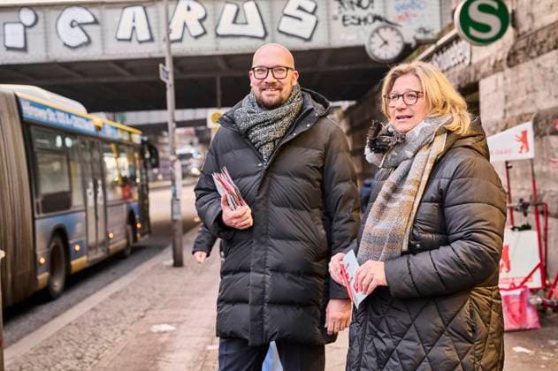 News Bilder des Tages Wahlkampf in Berlin: Anke Rehlinger ünterstützt Michael Biel DEU,Deutschland, Berlin, 10.02.2023: Schlussspurt im Berliner Wahlkampf. Die Saarländische Ministerpräsidentin Anke Rehlinger unterstützt den Schöneberger SPD Kandidaten Michael Biel in seinem Wahlkreis 2. *** Election campaign in Berlin Anke Rehlinger ünterstützt Michael Biel DEU,Germany, Berlin, 10 02 2023 Final spurt in the Berlin election campaign The Saarland Minister President Anke Rehlinger supports the Schöneberg SPD candidate Michael Biel in his constituency 2