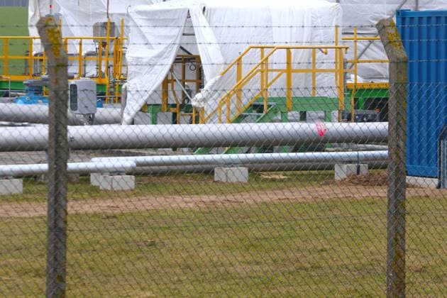 Blick am Freitag (10.02.2023) unweit von Lindenhof (Landkreis Mecklenburgische Seenplatte) auf eine Pumpstation für die Erdölleitung Rostock-Schwedt. Die Bundesministerin des Innern und für Heimat Nancy Faeser hatte seinerzeit bekannt gegeben die kritische Infrastruktur in Deutschland besser schützen zu wollen. Jedoch nicht alle Versorgungssysteme lassen sich rund um die Uhr überwachen. Bei der Station nahe Lindenhof hatten es im Jahr 2022 Aktivisten der Vereinigung Letzte Generation unter anderem geschafft, die Pumpstationen der Erdölversorgungsleitung zu besetzen und die Ventile zu manipulieren. *** View on Friday 10 02 2023 not far from Lindenhof County Mecklenburg Lake District on a pumping station for the oil pipeline Rostock Sc