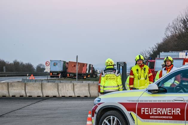 News Themen der Woche KW06 Unfall in Kirchberg an der Jagst, 09.02.2023, Baden-Württemberg, Kirchberg an der Jagst: Feldjäger sperren nach einem Unfall die Autobahn. Mit tonnenweise Sprengstoff und Raketen beladene US-Militärtransporter sind am Donnerstag auf der Autobahn 6 zwischen Heilbronn und Nürnberg ineinander gekracht. Dabei wurden zwei Militärangehörige schwer verletzt, wie die Polizei mitteilte. Obwohl einer der Transporter Feuer fing, blieb die gefährliche Fracht einer ersten Einschätzung zufolge unbeschädigt. Kirchberg an der Jagst Baden-Württemberg Deutschland Kirchberg an der Jagst *** Accident in Kirchberg an der Jagst, 09 02 2023, Baden Württemberg, Kirchberg an der Jagst Military police block the highway after an accident U.S. military tran Copyright: x xonw-imagesx xFabianxKossx