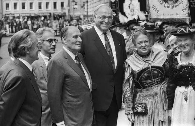 Deutschland, Muenchen, 05.07.1992 Archiv.: 35-07-24 Weltwirtschaftsgipfel Foto: Bundeskanzler Helmut Kohl und Francois Mitterrand, Praesident Frankreich, begrueßen Trachtenverein Weltwirtschaftsgipfel *** Germany, Munich, 05 07 1992 Archive 35 07 24 World Economic Summit Photo German Chancellor Helmut Kohl and Francois Mitterrand, President France, greet traditional costumes World Economic Summit