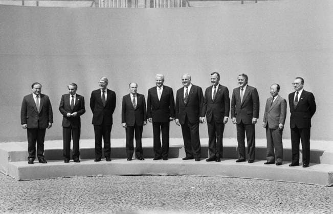 Deutschland, Muenchen, 05.07.1992 Archiv.: 35-23-06 Weltwirtschaftsgipfel Foto: v.l.n.r.: Chefreformer Jegor Gardar (Russland), Giuliano Amat (Italien), John Major (England), Francois Mitterrand (Frankreich), Boris Jelzin (Russland), Helmut Kohl (Deutschland), George Bush (USA), Brian Mulroney (Kanada), Kiichi Miyazawa (Japan) und EG-Praesident Jaques Delors Weltwirtschaftsgipfel *** Germany, Munich, 05 07 1992 Archive 35 23 06 World Economic Summit Photo f l n r Chief Former Yegor Gardar Russia , Giuliano Amat Italy , John Major England , Francois Mitterrand France , Boris Yeltsin Russia , Helmut Kohl Germany , George Bush USA , Brian Mulroney Canada , Kiichi Miyazawa Japan and EC President Jaques Delors World Economic Summit