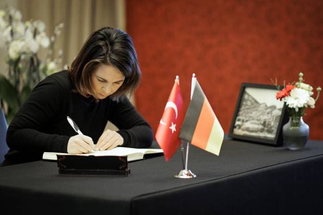 News Themen der Woche KW06 News Bilder des Tages Annalena Baerbock, Bundesaussenministerin, traegt sich in das Kondolenzbuch in der Tuerkischen Botschaft in Berlin ein anlaesslich des schweren Erdbebens in der Tuerkei. Berlin, 10.02.2023. Berlin Deutschland *** Annalena Baerbock, Federal Minister of Foreign Affairs, signs the book of condolence at the Turkish Embassy in Berlin on the occasion of the severe earthquake in Turkey Berlin, 10 02 2023 Berlin Germany Copyright: xJaninexSchmitz photothek.dex