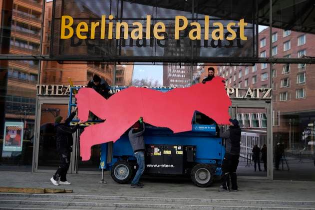 Bilder des Jahres 2023, Entertainment 02 Februar Entertainment Themen der Woche KW06 Entertainment Bilder des Tages Montage des roten Berlinale-Bären an der Palastfassade anlässlich der Berlinale 2023 73. Internationale Filmfestspiele Berlin am Berlinale-Palast. Berlin, 10.02.2023 *** Mounting of the red Berlinale Bear on the palace facade on the occasion of the Berlinale 2023 73 Berlin International Film Festival at the Berlinale Palast Berlin, 10 02 2023. Foto:xT.xBartillax xFuturexImage