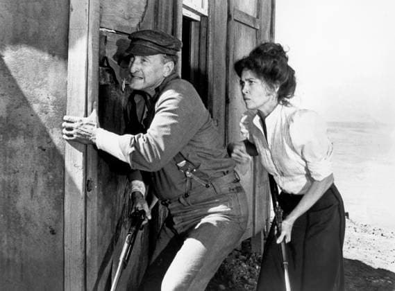 George C. Scott, Faye Dunaway, on-set of the Film, Oklahoma Crude , Columbia Pictures, 1973  Copyright: xABxArchivesx jtv016741