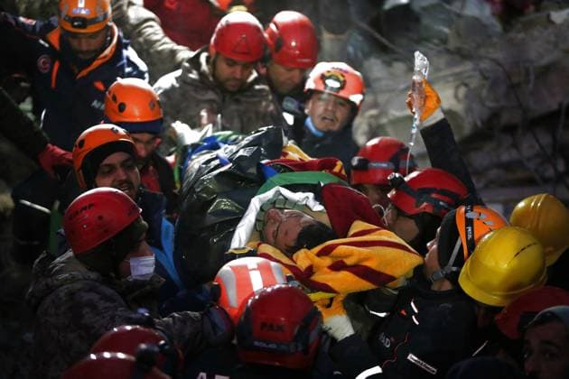 (230211) -- GAZIANTEP, Feb. 11, 2023 -- Rescuers transfer a survivor in Gaziantep, T¨¹rkiye, Feb. 10, 2023. Massive earthquakes rocked southern T¨¹rkiye and northern Syria on Monday. The death toll from Monday s devastating earthquakes has climbed to 20,213 in T¨¹rkiye, while another 80,052 injuries were reported in the country, Turkish Health Minister Fahrettin Koca announced late Friday. (Photo by Xinhua) T?RKIYE-GAZIANTEP-EARTHQUAKES-RESCUE MustafaxKaya 