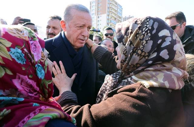 Bilder des Jahres 2023, News 02 Februar News Themen der Woche KW06 News Bilder des Tages Turkish President Recep Tayyip Erdogan and his wife Emine Erdogan meet with earthquake victims and pay condolences at the tent city after 7.7 and 7.6 magnitude earthquakes hit multiple provinces of Turkiye including Diyarbakir Turkish President Recep Tayyip Erdogan and his wife Emine Erdogan meet with earthquake victims and pay condolences at the tent city after 7.7 and 7.6 magnitude earthquakes hit multiple provinces of Turkiye including Diyarbakir on February 11, 2023. Early Monday morning, a strong 7.7 earthquake, centered in the Pazarcik district, jolted Kahramanmaras and strongly shook several provinces, including Gaziantep, Sanliurfa, Diyarbakir, Adana, Adiyaman, Malatya, Osmaniye, Hatay, and Kilis. Later, at 13.24 p.m. (1024GMT), a 7 Copyright: xapaimagesxTurkishxpresidencyx xapaimagesx