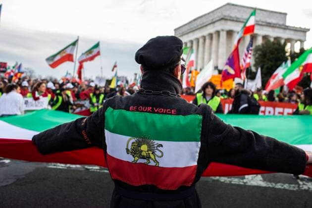 Bilder des Jahres 2023, News 02 Februar News Themen der Woche KW06 News Bilder des Tages February 11, 2023, Washington, District of Columbia, United State: Protesters march during a demonstration to denounce the Iranian government and express support with anti-government protesters in Iran, at the Lincoln Memorial in Washington, DC. Washington United State - ZUMAr125 20230211_zap_r125_007 Copyright: xProbalxRashidx