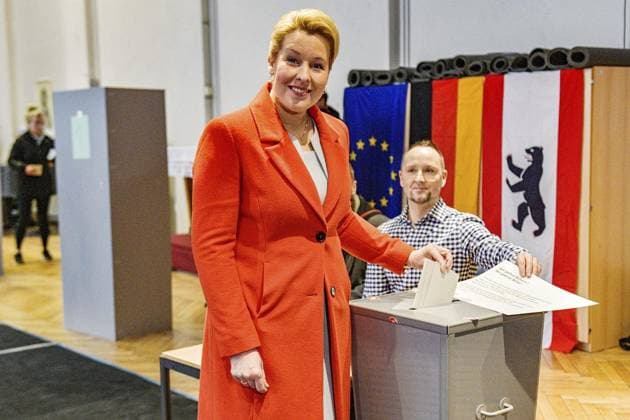 News Themen der Woche KW06 News Bilder des Tages Wiederholungswahl in Berlin *** NUR FÜR REDAKTIONELLE ZWECKE *** EDITORIAL USE ONLY ***<p>Berlins Regierende Bürgermeisterin Franziska Giffey (SPD) geht im Wahllokal am Petersburger Platz wählen, fotografiert am 12. Februar 2023 iBn Berlin. Deutschland Berlin Berlin Copyright: MaurizioxGambarini *** Repeat election in Berlin FOR EDITORIAL PURPOSES ONLY EDITORIAL USE ONLY p Berlins Governing Mayor Franziska Giffey SPD goes to vote at the polling station at Petersburger Platz, photographed on February 12, 2023 iBn Berlin Germany Berlin Copyright MaurizioxGambarini Copyright: MaurizioxGambarini doc7owf9s7mnmo129fc21du ,EDITORIAL USE ONLY