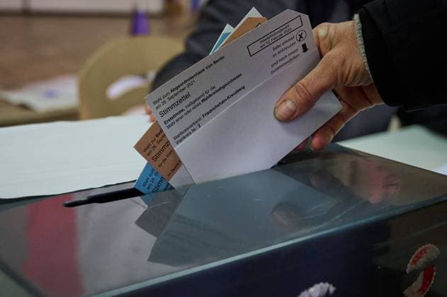 Politik Berlin Wiederholungswahl Wiederholungswahl zum Berliner Abgeordnetenhaus und den Bezirksverordnetenversammlungen am Sonntag den 12. Februar 2023. Die Wiederholungswahl war notwendig geworden, da es zu viele Unregelmaessigkeiten bei der Wahl am 25. September 2021 gegeben hatte. Im Bild: Abgabe der Stimmzettel in einem Kreuzberger Wahllokal. 12.2.2023, Berlin *** Politics Berlin Repeat election Repeat election to the Berlin House of Representatives and the district assemblies on Sunday 12 February 2023 The repeat election had become necessary because there had been too many irregularities in the election on 25 September 2021 In the picture delivery of ballots in a Kreuzberg polling station 12 2 2023, Berlin