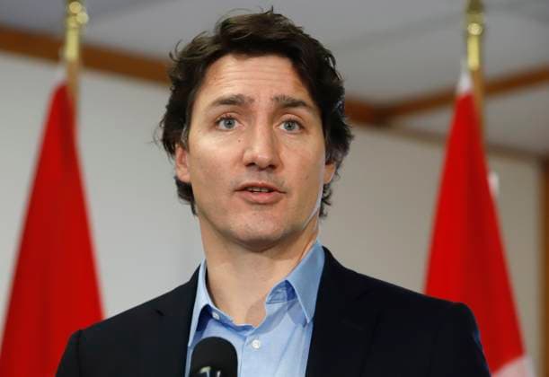 News Bilder des Tages February 12, 2023, Ottawa, ON, Canada: Prime Minister Justin Trudeau speaks to the media Sunday, February 12, 2023, in Ottawa before boarding a flight to the Yukon after ordering the take down of an unidentified object that violated Canadian airspace. Ottawa Canada  - ZUMAc35_ 20230212_zaf_c35_001 Copyright: xPatrickxDoylex