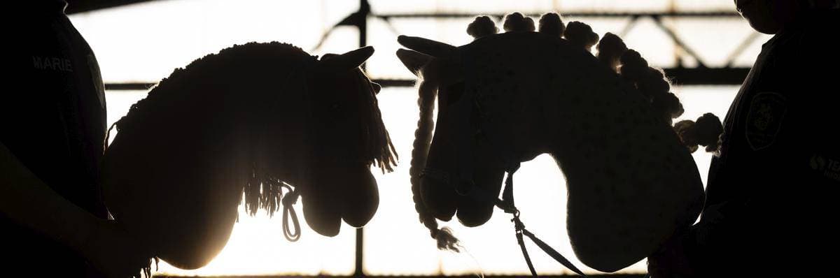 Alpen - Vorstellung des Hobby Horsing *** NUR FÜR REDAKTIONELLE ZWECKE *** EDITORIAL USE ONLY ***<p>Marie (9) mit Pferd Leni; Klara (10) mit Starlight und Ella (10) mit Navajo stellen das Hobby Horsing vor bei dem man mit Steckenpferden Dressur- und Springreiten echter Pferde imitiert. Besuch beim Training mit Trainerin Daniela Albrecht und dem Vorsitzenden Sven Albrecht in Alpen am Mittwoch den 08.02.2023. Deutschland NRW alpen Copyright: LarsxHeidrich *** Alps Presentation of the Hobby Horsing FOR EDITORIAL PURPOSES ONLY EDITORIAL USE ONLY p Marie 9 with horse Leni Klara 10 with Starlight and Ella 10 with Navajo present the Hobby Horsing in which one imitates dressage and jumping of real horses with hobby ho Copyright: LarsxHeidrich doc7owmlme81q13yh5dn0z ,EDITORIAL USE ONLY