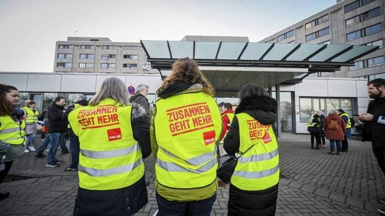 Bilder des Jahres 2023, News 02 Februar News Themen der Woche KW07 News Bilder des Tages Klinikbeschäftigte in Essen streiken: Kundgebung vor dem Alfried-Krupp-Krankenhaus *** NUR FÜR REDAKTIONELLE ZWECKE *** EDITORIAL USE ONLY ***<p>Mitarbeiter vom Krupp-Krankenhaus streiken am Montag, den 13. Februar 2023 vor dem Krankenhaus in Rüttenscheid. Tarifrunde im öffentlichen Dienst: Klinikbeschäftigte in Essen streiken am Montag für einen Inflationsausgleich. Klinikbeschäftigte in Essen streiken: Kundgebung vor dem Alfried-Krupp-Krankenhaus. Deutschland NRW Essen Copyright: KerstinxKokoska *** Clinic employees in Essen strike rally in front of Alfried Krupp Hospital FOR EDITORIAL PURPOSES ONLY EDITORIAL USE ONLY p Employees from Krupp Hospital strike on Monday, February 13, 2023 in front of the hospital in Rüttenscheid colle Copyright: KerstinxKokoska doc7owulzaqqo79p5xz53r ,EDITORIAL USE ONLY