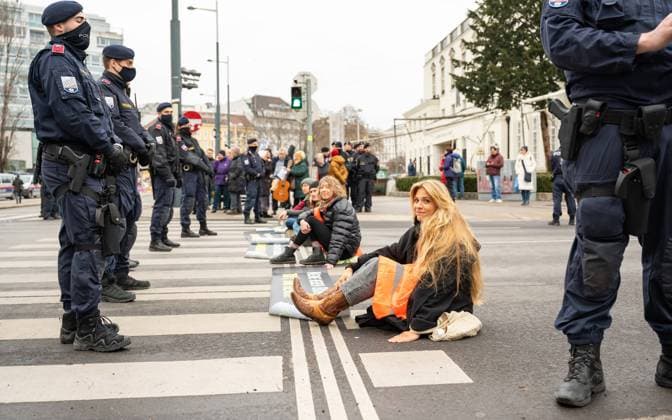 Bilder des Jahres 2023, News 02 Februar News Themen der Woche KW07 News Bilder des Tages 20230213 Klimaprotest der -Letzten Generation- Start der Aktionswochen WIEN, OESTERREICH - 13. FEBRUAR: AktivistInnen waehrend des Klimatprotests der Klima-Bewegung -Letzte Generation- mit dem Start der Aktionswochen am Naschmarkt, Ecke Getreidemarkt am 13. Februar 2023 in Wien, Oesterreich. 230213_SEPA_17_043 Copyright: xIsabellexOuvrardx SEPAxMedia