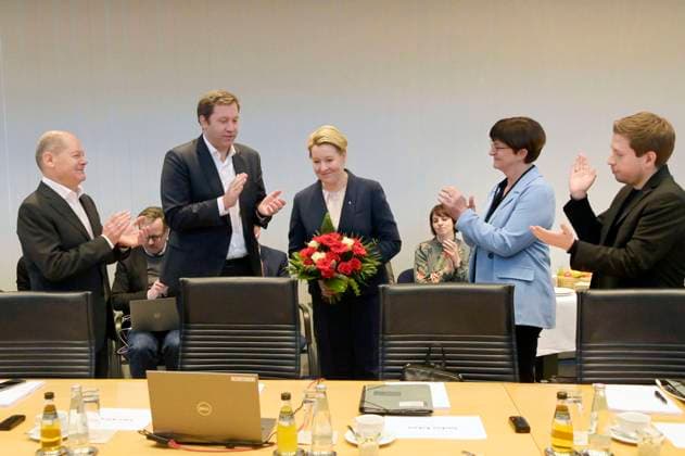Bilder des Jahres 2023, News 02 Februar News Themen der Woche KW07 News Bilder des Tages Olaf Scholz, Lars Klingbeil, Franziska Giffey, Saskia Esken und Kevin Kühnert bei den Gremiensitzungen der SPD nach der Abgeordnetenhauswahl im Willy-Brandt-Haus. Berlin, 13.02.2023 *** Olaf Scholz, Lars Klingbeil, Franziska Giffey, Saskia Esken and Kevin Kühnert at the SPD committee meetings after the parliamentary elections at the Willy Brandt Haus Berlin, 13 02 2023 Foto:xF.xKernx xFuturexImage