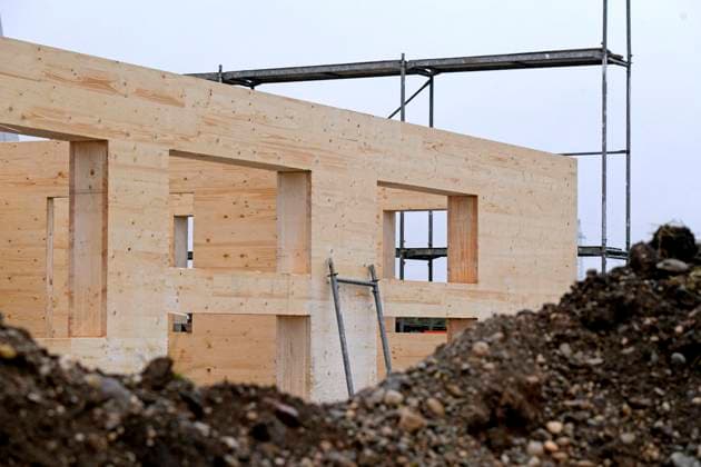11.02.2023, Baustelle bei Bad Wörishofen Im Unterallgäu. Der Rohbau in Holzbauweise steht bereits. 11.02.2023, Baustelle Neubaugebiet Holzhaus 11.02.2023, Baustelle Neubaugebiet Holzhaus *** 11 02 2023, construction site near Bad Wörishofen Im Unterallgäu The shell in timber construction is already 11 02 2023, construction site new timber house construction area 11 02 2023, construction site new timber house construction area