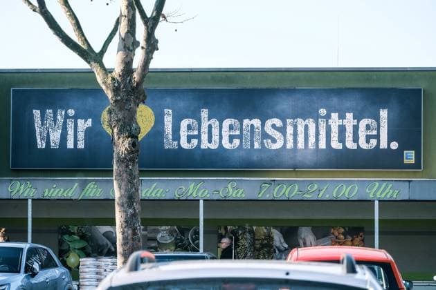 Düsseldorf 13.02.2023 Edeka Center Harffstrasse Lebensmittel Supermarkt Düsseldorf Nordrhein-Westfalen Deutschland *** Düsseldorf 13 02 2023 Edeka Center Harffstrasse Food Supermarket Düsseldorf North Rhine Westphalia Germany