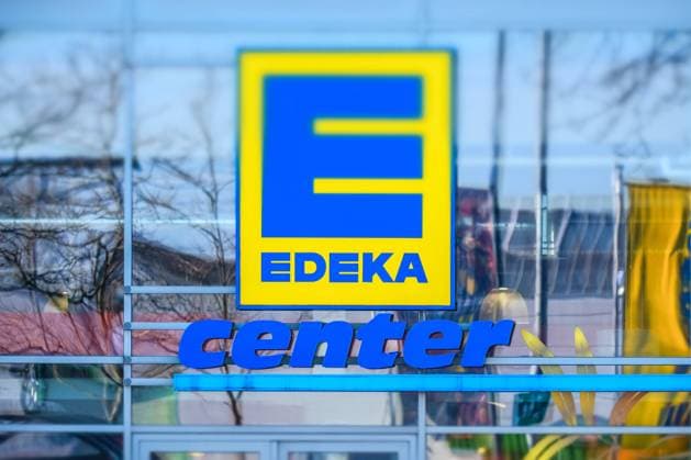 Düsseldorf 13.02.2023 Edeka Center Harffstrasse Lebensmittel Supermarkt Düsseldorf Nordrhein-Westfalen Deutschland *** Düsseldorf 13 02 2023 Edeka Center Harffstrasse Food Supermarket Düsseldorf North Rhine Westphalia Germany