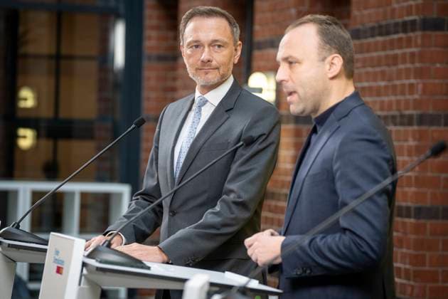 News Themen der Woche KW07 News Bilder des Tages FDP Pressekonferenz nach Gremiensitzungen zum Ausgang der Berlin-Wahl 2023 - Christian Lindner, Bundesfinanzminister (links) und Parteivorsitzender mit Sebastian Czaja, Spitzenkandidat zur Berlin-Wahl 2023;FDP Pressekonferenz nach Gremiensitzungen zum Ausgang der Berlin-Wahl 2023 - Christian Lindner, Bundesfinanzminister (links) und Parteivorsitzender mit Sebastian Czaja, Spitzenkandidat zur Berlin-Wahl 2023, Berlin Berlin Deutschland Parteizentrale *** FDP press conference after committee meetings on the outcome of the Berlin election 2023 Christian Lindner, Federal Minister of Finance left and party chairman with Sebastian Czaja, top candidate for the Berlin election 2023 FDP press conference after committee meetings on the outcome of the