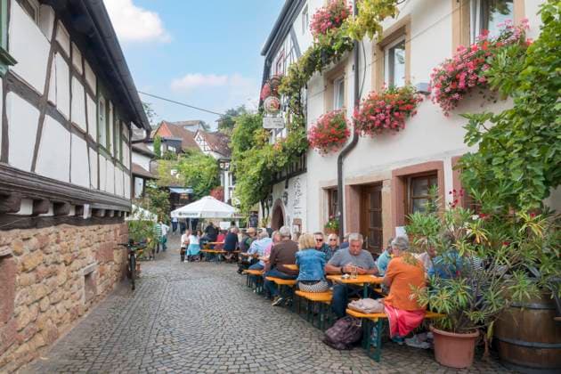 IMAGO Creative, Sommer, Weinfeste und Weinwanderungen Weinfest im Weinort Gleiszellen, Südpfalz, Pfalz, Rheinland-Pfalz, Deutschland, Europa *** Wine Festival at Wine village track cells, south palatinate, Palatinate, Rhineland Palatinate, Germany, Europe Copyright: imageBROKER/AnnaReinert iblann09008177.jpg