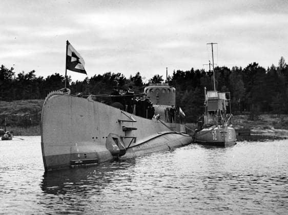TT-helg-ubat 70 ar har gatt, men ännu lever minnet av de tre polska ubatar som med besättning internerades i Mariefred under kriget. Händelsen satte flera ganger den svenska neutralitetspolitiken pa prov, skriver TT:s Joakim Goksör vars farfar var en av de besättningsmedlemmar som lastes in i Mariefredslägret. Och fler än hälften av polackerna valde efterat att stanna i Sverige. -ARKIV- 1939 Den polska ubaten ORP Sep (Gamen), under bevakning av en svensk vedettbat i Stavsnäs i Stockholms skärgard efter andra världskrigets inledning hösten 1939. Foto Pressens Bild SCANPIX kod 190 STOCKHOLM SVERIGE x190x *** TT Weekend 70 years have passed, but the memory of the three Polish soldiers and their crew interned in M  Copyright: xPRESSENSxBILDx TT-HELG-UBAT