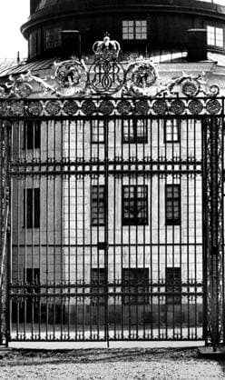 ARCHIVE 1983 07 12 Palace gate at the south wing of Drottningholm Palace Photo Hans T Dahlskog code 1003 COPYRIGHT SCANPIX SWEDEN SVERIGE Sverige x1003x  Copyright: xHansxTxDahlskogx