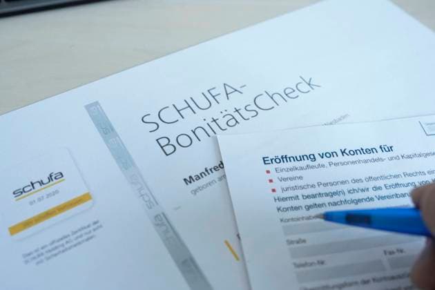 Symbolbild Schufa Eintrag und Bonitaet Symbolfoto und Themenbild des Schufa Bonitaetscheck und Schufa Eintrag zur Eroeffnung und Abschloss von Konto und Mietvertrag Koeln Nordrhein-Westfalen Deutschland *** Symbol image Schufa entry and credit rating symbol photo and theme image of Schufa credit rating check and Schufa entry for opening and closing of account and rental agreement Cologne North Rhine Westphalia Germany