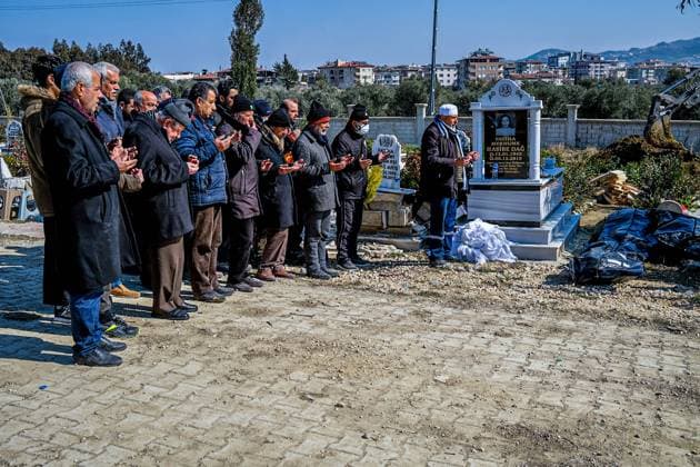 News Themen der Woche KW07 News Bilder des Tages February 14, 2023, Hatay, Turkey: Mourners hold prayers over corpses of the three children who were killed in the Hatay earthquake wreckage. Hatay Turkey - ZUMAs197 20230214_zab_s197_026 Copyright: xMuratxKocabasx