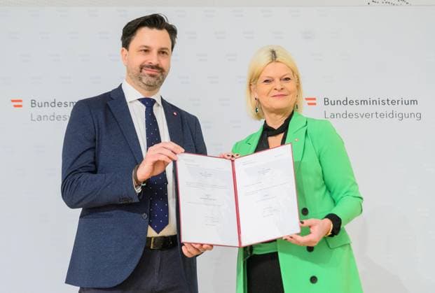 20230215 Bestellung des neuen Direktors des Heeresgeschichtlichen Museums WIEN, OESTERREICH - 15. FEBRUAR: Neuer Direktor des Heeresgeschichtlichen Museums Georg Hoffmann und Verteidigungsministerin Klaudia Tanner (OEVP) bei der Uebergabe des Dekrets durch die Verteidigungsministerin an den neuen Direktors des Heeresgeschichtlichen Museums in der Rossauer Kaserne am 15. Februar, 2023 in Wien, Oesterreich. 230215_SEPA_32_003 Copyright: xMartinxJuenx SEPAxMedia