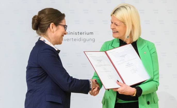 20230215 Bestellung des neuen Direktors des Heeresgeschichtlichen Museums WIEN, OESTERREICH - 15. FEBRUAR: Neue Leiterin fuer Administeration und Betrieb Stephanie Pracherstorfer und Verteidigungsministerin Klaudia Tanner (OEVP) bei der Uebergabe des Dekrets durch die Verteidigungsministerin in der Rossauer Kaserne am 15. Februar, 2023 in Wien, Oesterreich. 230215_SEPA_32_004 Copyright: xMartinxJuenx SEPAxMedia