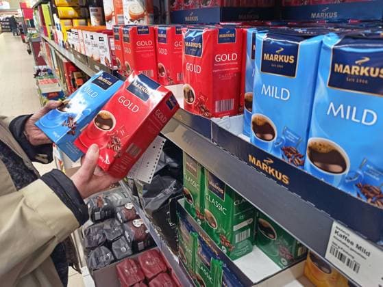 Einkauf in einem Supermarkt oder Discounter zu Zeiten von Inflation. Cafe; Kaffee, Eigenmarke, Eigenmarke Aldi, Aldi Eigenmarke, Markus, Einkauf in Zeiten von Corona und Krieg in der Ukraine und Inflation. *** Shopping in a supermarket or discount store at times of inflation cafe coffee, private label, private label Aldi, Aldi private label, Markus, shopping in times of Corona and war in Ukraine and inflation.