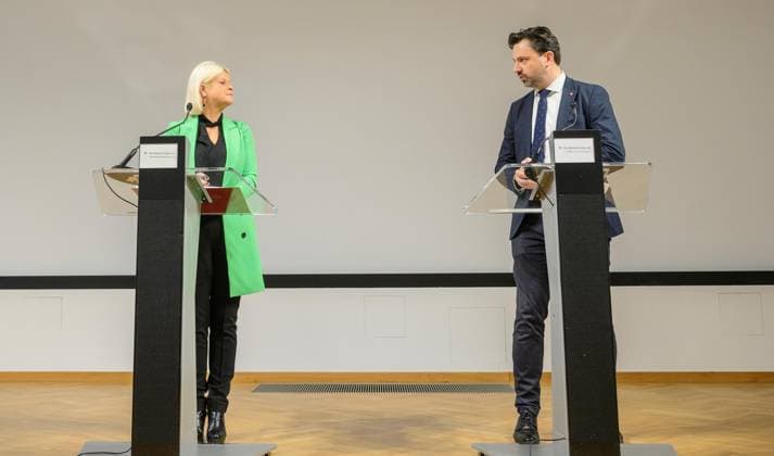 20230215 Bestellung des neuen Direktors des Heeresgeschichtlichen Museums WIEN, OESTERREICH - 15. FEBRUAR: Verteidigungsministerin Klaudia Tanner (OEVP) und der neue Direktor des Heeresgeschichtlichen Museums Georg Hoffmann bei dessen Bestellung durch die Verteidiugsministerin in der Rossauer Kaserne am 15. Februar, 2023 in Wien, Oesterreich. 230215_SEPA_32_013 Copyright: xMartinxJuenx SEPAxMedia