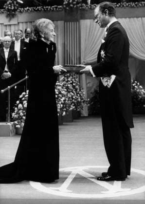 File Sweden Nobel 1986. Medicine laureate Rita Levi-Montalcini, Italy receives his prize from the hands of his majesty King Carl XVI Gustaf of Sweden. Levi-Motalcini shares the prize with Stanley Cohen, USA, Foto;: Rolf Hamilton Kod: 1006 COPYRIGHT SCANPIX SWEDEN STOCKHOLM SVERIGE PB-KOD:1006 x1006x *** File Sweden Nobel 1986 Medicine laureate Rita Levi Montalcini, Italy receives his prize from the hands of his majesty King Carl XVI Gustaf of Sweden Levi Motalcini shares the prize with Stanley Cohen, USA, Photo Rolf Hamilton Code 1006 COPYRIGHT SCANPIX SWEDEN STOCKHOLM SVERIGE PB KOD 1006 x1006x  Copyright: xROLFxHAMILTONx NOBEL 1986 KONSERTHUSET