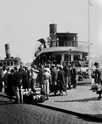 ARKIV 1933 Människor med packning inför resan med angbat fran Nybrokajen ut till sommarvillorna i Stockholms skärgard. People lined up for a trip with a steam ship. Stockholm Sverige x1900x *** ARKIV 1933 People packing for a trip with a steamship from Nybrokajen to the summer villas in Stockholm People lined up for a trip with a steam ship Stockholm Sweden x1900x  Copyright: xTTxHISTORICALx NYBROKAJEN