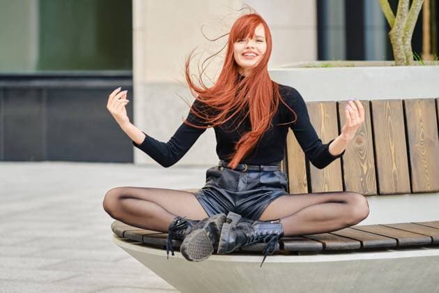Creative Highlights Symbolbilder Rothaarige lustige lachende junge Frau auf einer Bank sitzend *** Redheads Funny Laughter Boy Woman at a Bank sitting Copyright: imageBROKER/AlekseixIsachenko ibxaii08781002.jpg ,model released, Symbolfoto ,property released