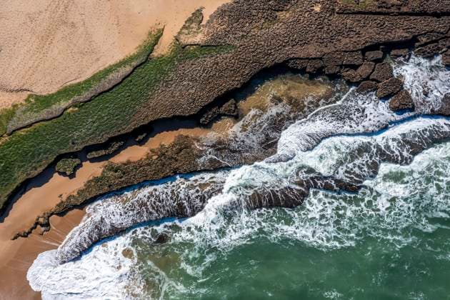Creative Highlights World Luftaufnahme, Wasser umspült felsige Küste, Portugal, Europa *** aerial view, Water washed around Rocks Coast, Portugal, Europe Copyright: imageBROKER/SonjaxJordan ibxjor09033106.jpg