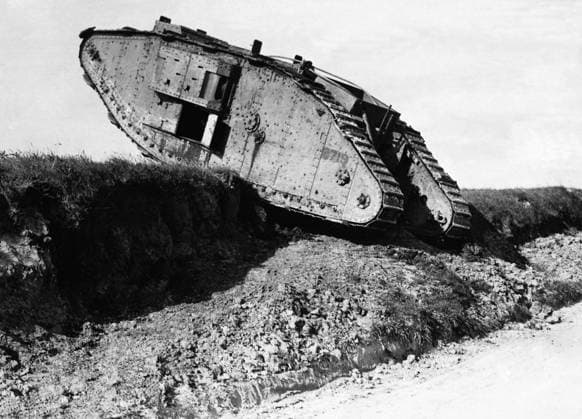ARKIV 1914-1918 Bild fran första världskriget. Engelsk stridsvagn vid västfronten i Frankrike. Picture from first world war. British tank at the western front in France. FRANKRIKE x1900x *** ARCHIVE 1914 1918 Picture from the first world war British tank at the western front in France Picture from first world war British tank at the western front in France FRANKRIKE x1900x  Copyright: xTTxHISTORICALx FÖRSTA VÄRLDSKRIGET