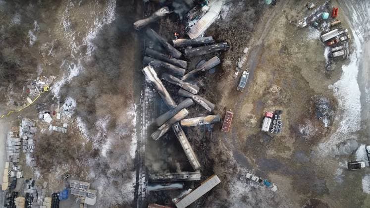 News Bilder des Tages (230215) -- WASHINGTON, Feb. 15, 2023 -- This video screenshot released by the U.S. National Transportation Safety Board () shows the site of a derailed freight train in East Palestine, Ohio, the United States. About 50 Norfolk Southern freight train cars derailed on the night of Feb. 3 in East Palestine, a town of 4,800 residents near the Ohio-Pennsylvania border, due to a mechanical problem on an axle of one of the vehicles. There were a total of 20 hazardous material cars in the train consist, 10 of which derailed, according to the , a U.S. government agency responsible for civil transportation accident investigation. ( Handout via Xinhua) U.S.-OHIO-FREIGHT TRAIN-TOXIC CHEMICALS-DERAILMENT NTSB 