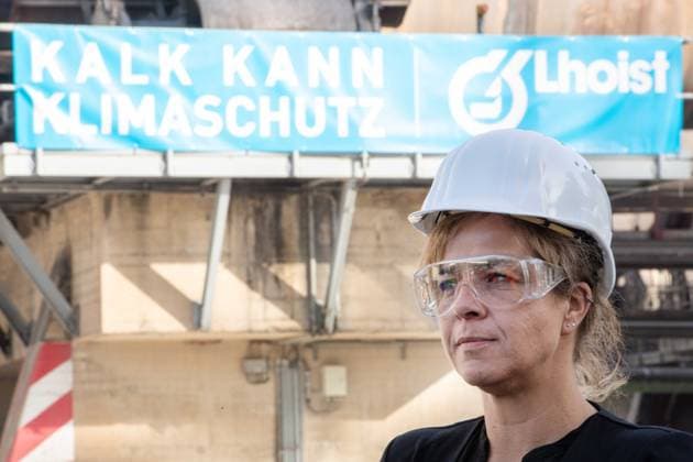 News Themen der Woche KW07 News Bilder des Tages Mona NEUBAUR, Buendnis 90 die Gruenen, Ministerin fuer Wirtschaft, Industrie, Klimaschutz und Energie, stellv. Ministerpraesidentin des Landes Nordrhein-Westfalen, Mona NEUBAUR, Buendnis 90 die Gruenen, Ministerin fuer Wirtschaft, Industrie, Klimaschutz und Energie, stellv. Ministerpraesidentin des Landes Nordrhein-Westfalen, besucht klimaneutrale Kalkproduktion im Kalkwerk Flandersbach in Wuelfrath der Firma Lhoist, 15.02.2023, *** Mona NEUBAUR, Buendnis 90 die Gruenen, Minister for Economic Affairs, Industry, Climate Protection and Energy, Deputy Prime Minister of North Rhine-Westphalia, Mona NEUBAUR, Buendnis 90 die Gruenen, Minister for Economic Affairs, Industry, Climate Protection and Energy, Deputy Prime Minister of North Rhine-W