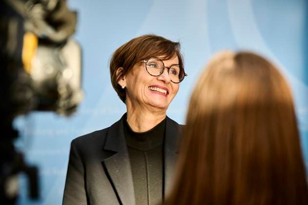 News Themen der Woche KW07 News Bilder des Tages BMÃ¬n Stark-Watzinger zur Übergabe des EFI-Jahresgutachtens DEU,Deutschland, Berlin, 15.12.2023: Bundesbildungsministerin Bettina Stark-Watzinger gibt ihr Pressestatement zu dem Jahresgutachten der Expertenkommission EFI im Foyer des Bundesministerium für Bildung und Forschung. *** BMÃ¬n Stark Watzinger to the delivery of the EFI annual report DEU,Germany, Berlin, 15 12 2023 Federal Minister of Education Bettina Stark Watzinger gives her press statement on the annual report of the EFI Expert Commission in the foyer of the Federal Ministry of Education and Research