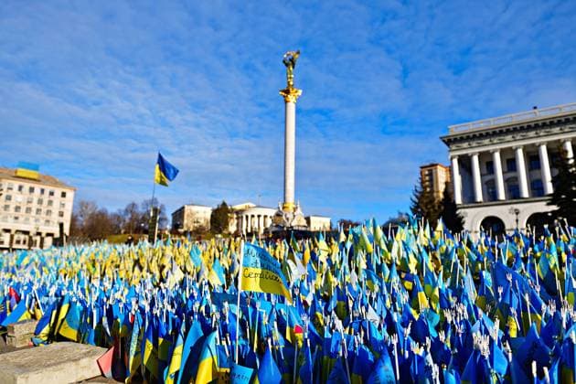Bilder des Jahres 2023, News 02 Februar News Themen der Woche KW07 News Bilder des Tages Ukrainischer Zusammenhalt Tausende kleiner Flaggen schmücken den Maidan Platz in Kiew. Kiew Maidan Oblast Kiev Ukraine *** Ukrainian cohesion thousands of small flags decorate Maidan square in Kiev Kiev Maidan Oblast Kiev Ukraine