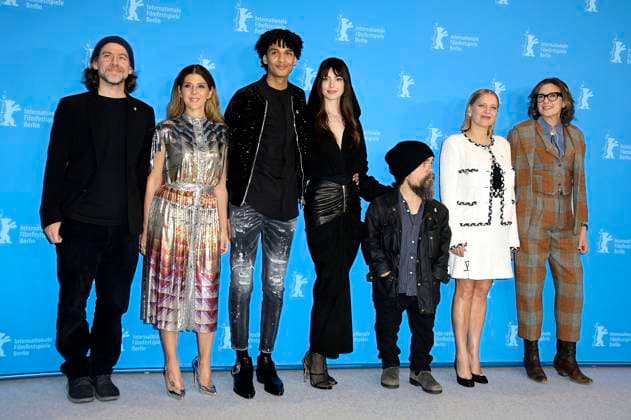 Entertainment Themen der Woche KW07 Bryce Dessner, Marisa Tomei, Evan Ellison, Anne Hathaway, Peter Dinklage, Joanna Kulig und Rebecca Miller beim Photocall zum Kinofilm She Came to Me auf der Berlinale 2023 73. Internationale Filmfestspiele Berlin im Hotel Grand Hyatt. Berlin, 16.02.2023 *** Bryce Dessner, Marisa Tomei, Evan Ellison, Anne Hathaway, Peter Dinklage, Joanna Kulig and Rebecca Miller at the photocall for the feature film She Came to Me at the Berlinale 2023 73 Berlin International Film Festival at the Hotel Grand Hyatt Berlin, 16 02 2023. Foto:xF.xKernx xFuturexImage