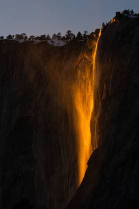 Creative Highlights World February 10, 2023, Yosemite Valley, California, USA: Horsetail Falls in Yosemite Valley is lit up by the sunset Friday evening. Yosemite National Park has curbed entry into the park by making reservations mandatory during peak days when Horsetail falls, also known as Firefalls, is brightest through February 26, 2023. Yosemite Valley USA - ZUMAr78_ 20230210_znp_r78_001 Copyright: xMarioxErnestoxRuizx